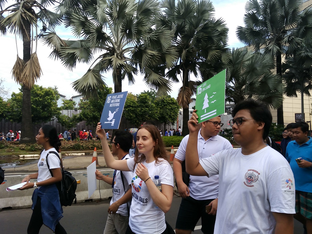 Aksi para anak-anak muda saat longmarch di CFD Thamrin Jakarta Pusat (Foto: Bagus DR / GNFI)