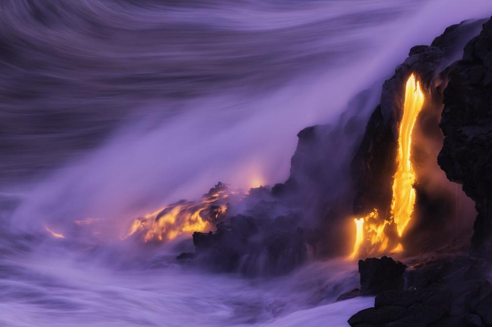Lelehan lava yang langsung menuju laut di Hawaii (Foto: iStock via Forbes)