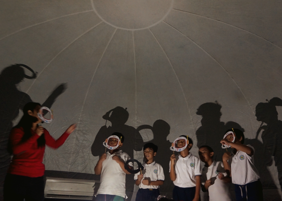 Anak-anak diajak berperan sebagai astronot di planetarium (Foto: Bagus DR / GNFI)