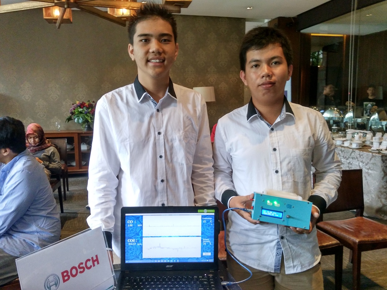 Aan Aria Nanda dan Feriawan Tan bersama kotak pendeteksi polusi udaranya D'box CC (Foto: Bagus DR/GNFI)