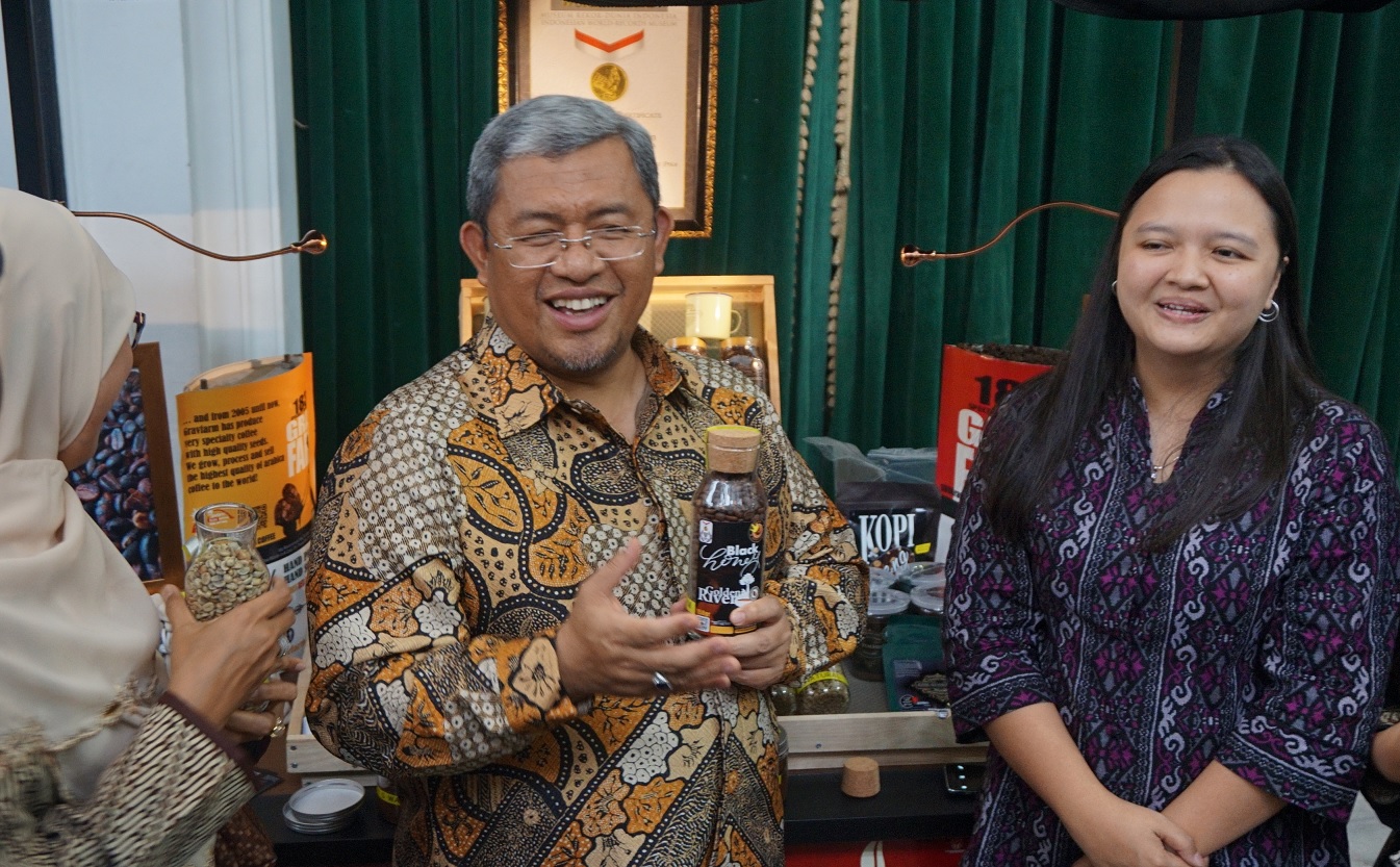 Gubernur Jawa Barat, Ahmad Heryawan saat memamerkan kopi andalan Jawa Barat saat menjamu delegasi BDF 2017 (Foto: Bagus DR/GNFI)