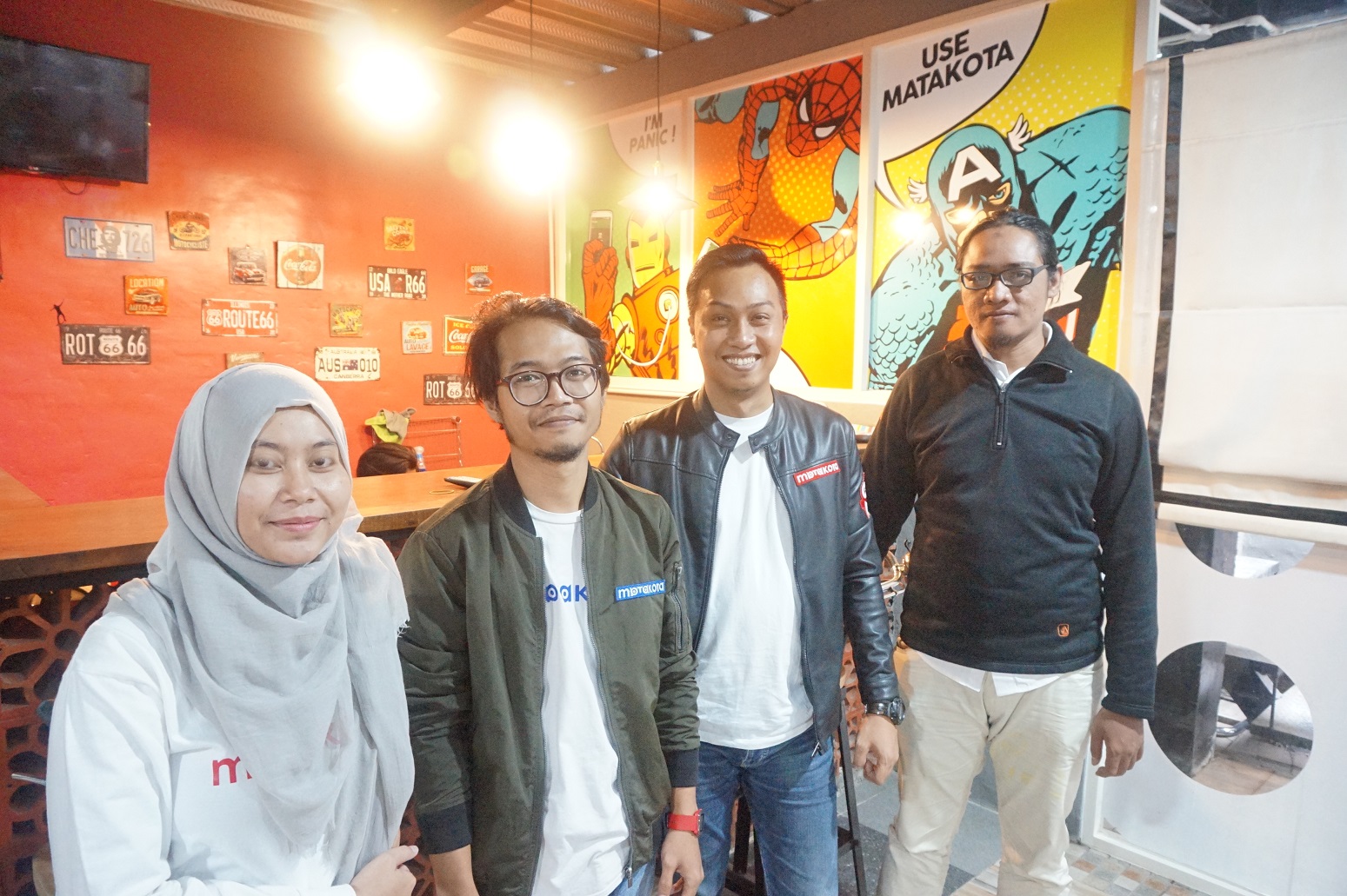 Erick Karya (tiga dari kiri) bersama tim Matakota di Surabaya (Foto: Bagus DR/GNFI)