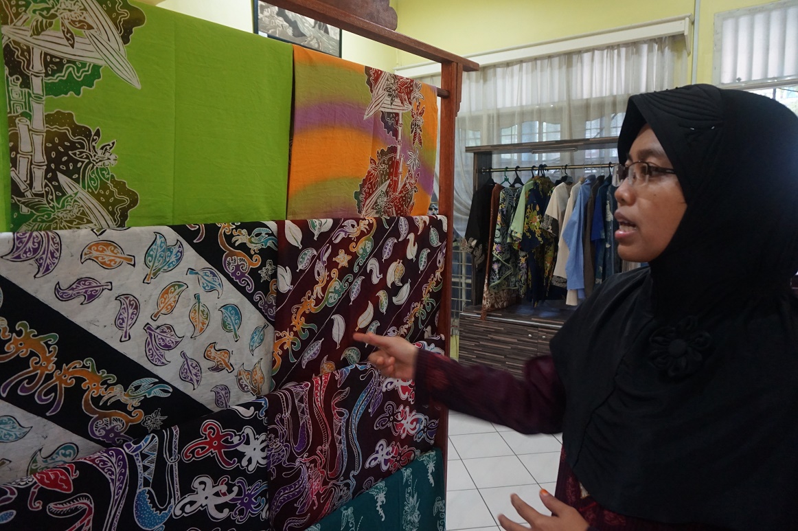 Yahnawati saat menjelaskan motif-motif batik karya RKB (Foto: Bagus DR/GNFI)d