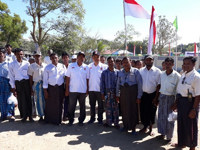 Masyarakat multi etnis di Rakhine saat menghadiri ground breaking gedun RS Indonesia (Foto: mer-c.org)