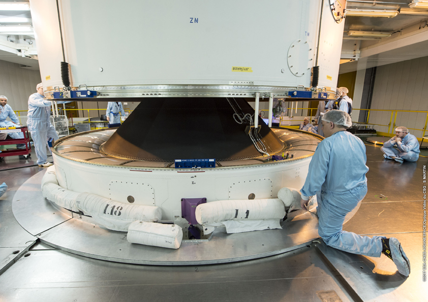 Pemasangan dilakukan perlahan (© Arianespace)