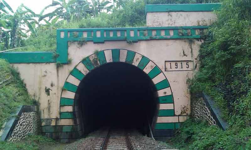 Terowongan Notog lama yang telah dibangun sejak 1915 (Foto: panoramio.com)