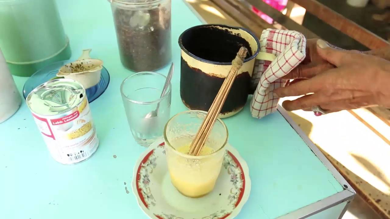 Alat pengocok telur dalam teh talua | Sumber: YouTube
