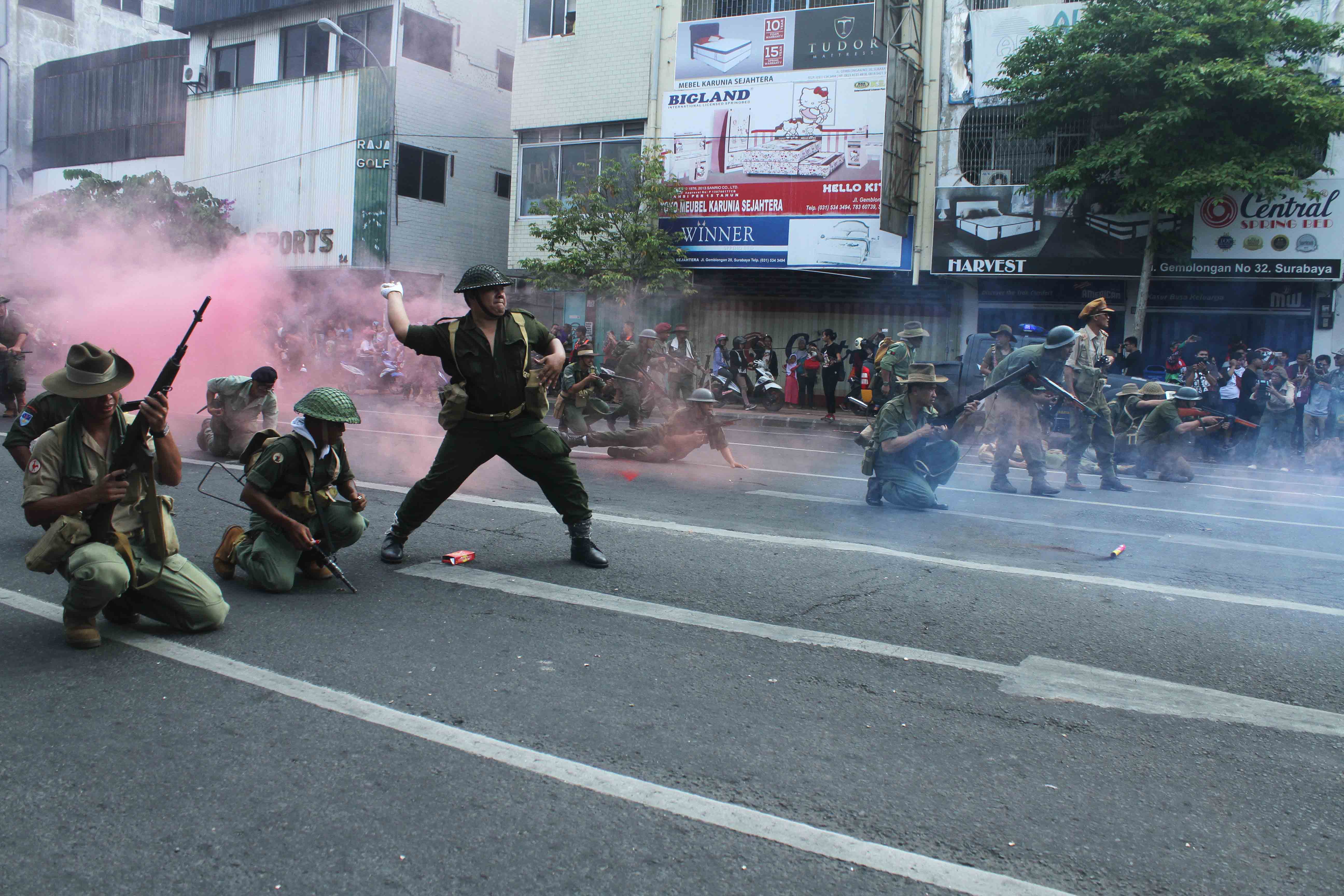 Rekonstruksi perang saat acara Parade Surabaya Juang