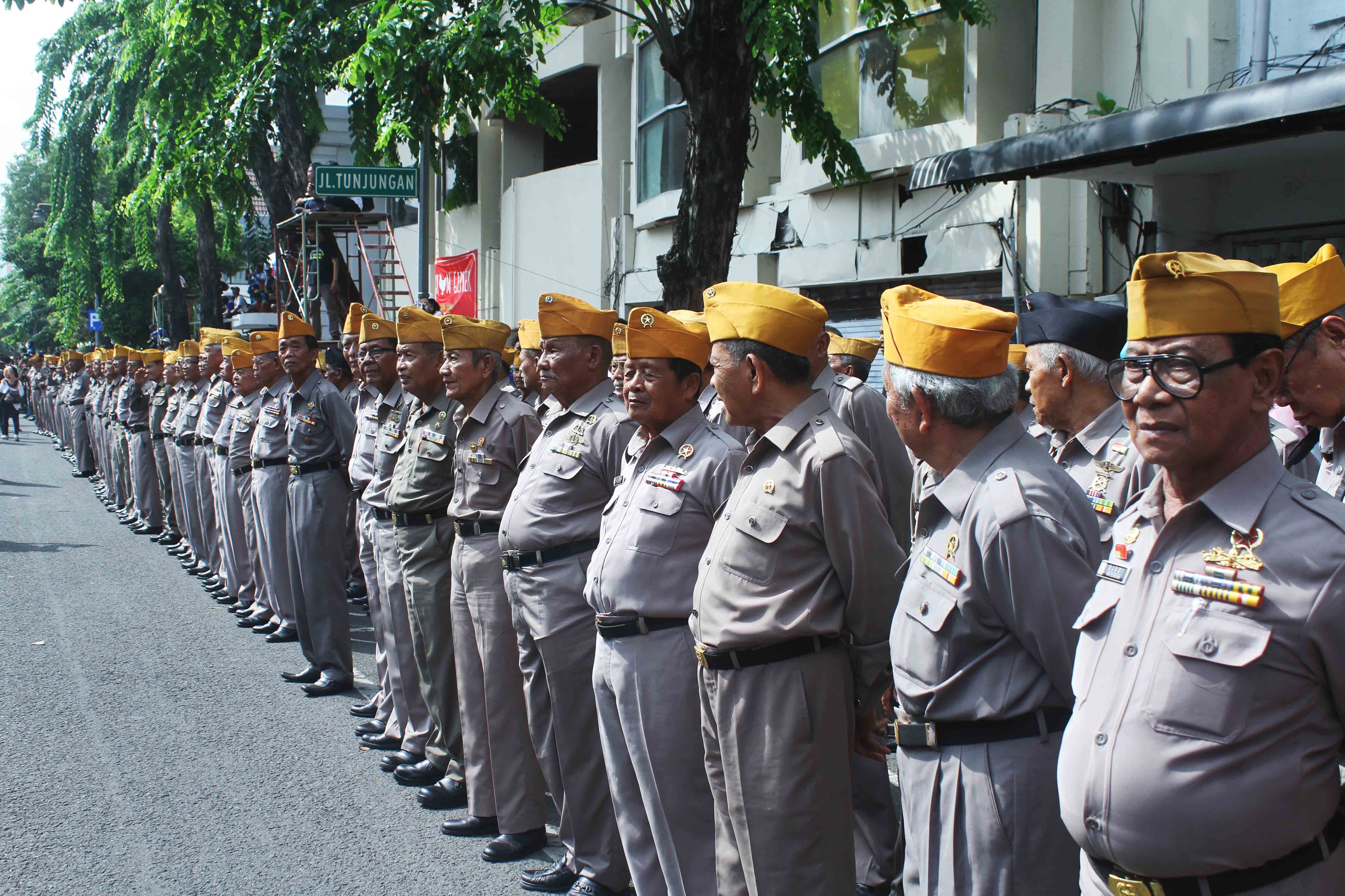 Para veteran mengikuti upacara saat Parade Surabaya Juang