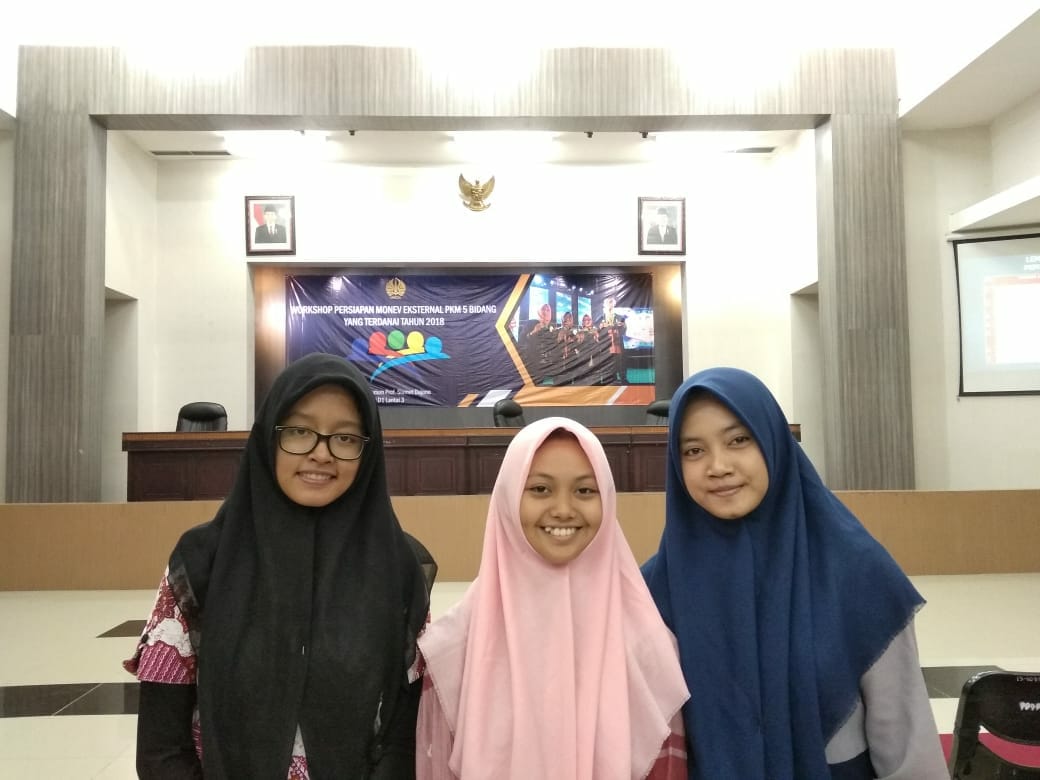 Tim PKM-PE Zuni Nur Rohmawati, Faradina Nabila, dan Cicik Ainurrohmah