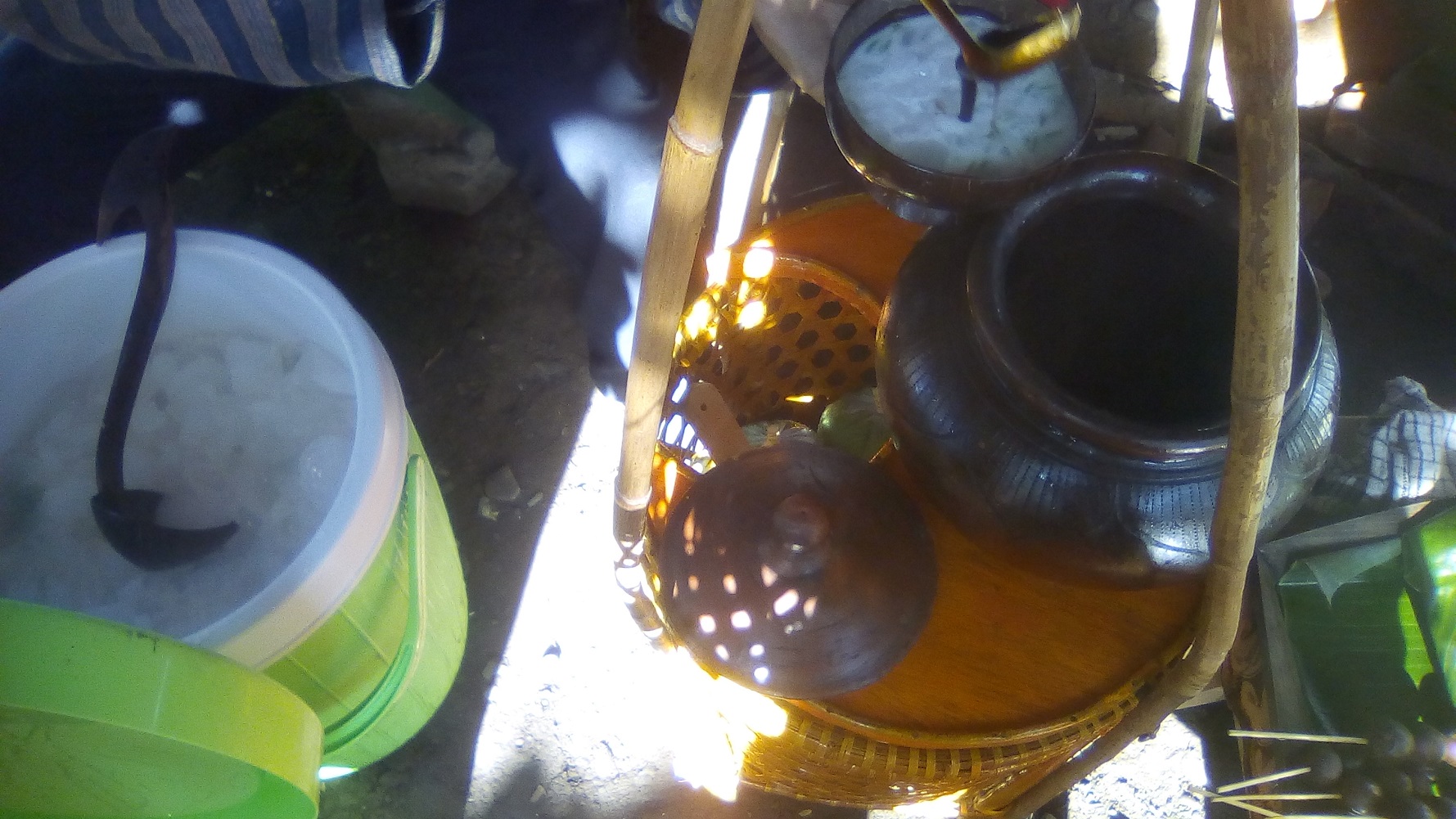 Penjual menuangkan gula jawa cair ke gelas batok kelapa berisi dawet