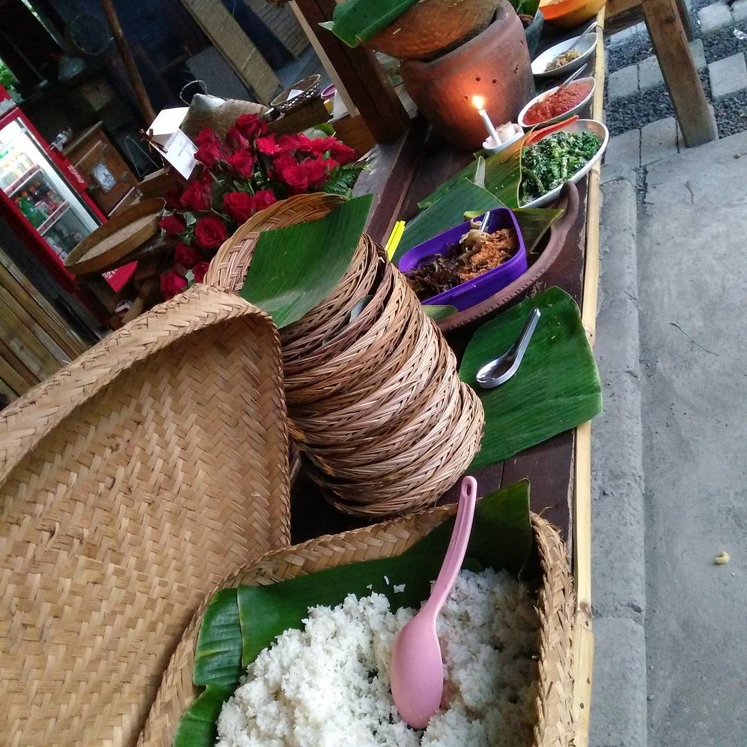 Nasi Tekor beralaskan Bambu dan Daun Pisang | Sumber: Travelingyuk.com