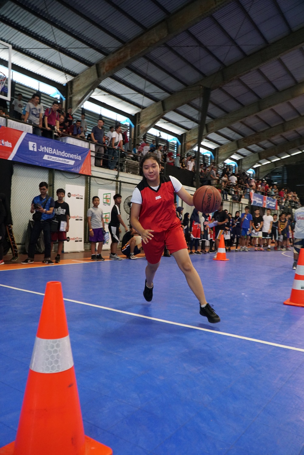 Sophia Rebbeca(Honda DBL Indonesia All-Star 2018) sedang memberikan tips dan trik dribbling kepada para peserta Jr. NBA Indonesia Camp 2019, bertempat di Cilandak Sport Center, Jakarta Selatan, Sabtu (30/3).