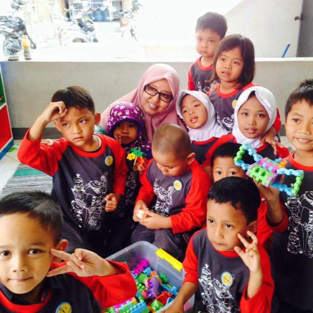 Tina Hastani Bersama Anak-Anak Pasukan Gelatik | Foto : Kementrian PANRB