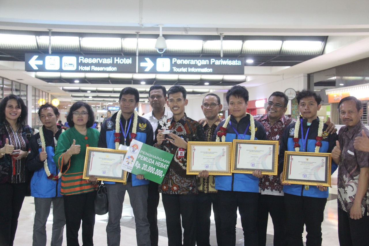 Tim Ichiro Bersama Deputi 2 Asrorun Ni’am dan seluruh Eselon Deputi 2 dan Petinggi ITS saat di Terminal 2 Internasional Bandara Soekarno Hatta | Foto: Dok. ITS