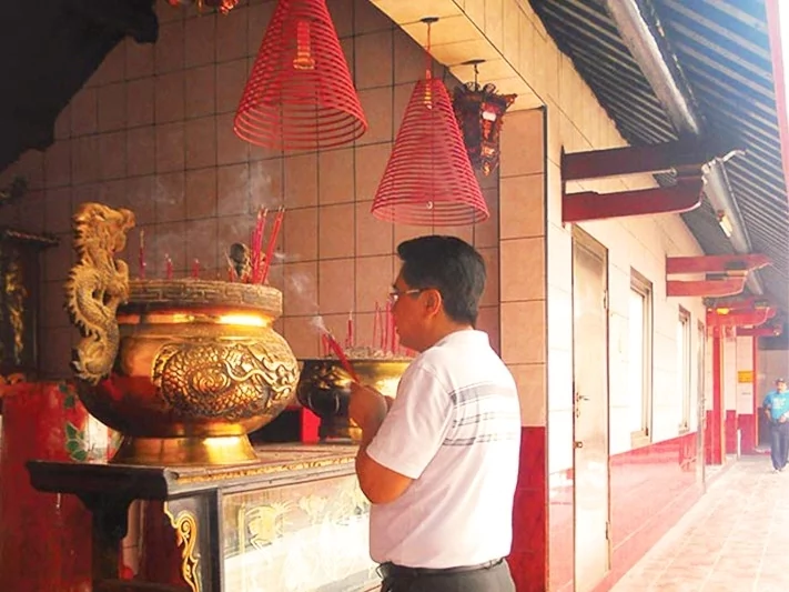Umat Tao, Buddha, dan Konghucu bisa sembahyang di Kelenteng Jin De Yuan | Foto: www.indonesia.travel
