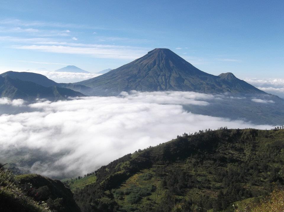 Gunung Sindoro dari Bukit Sikunir | Foto: arifsetiawan.com