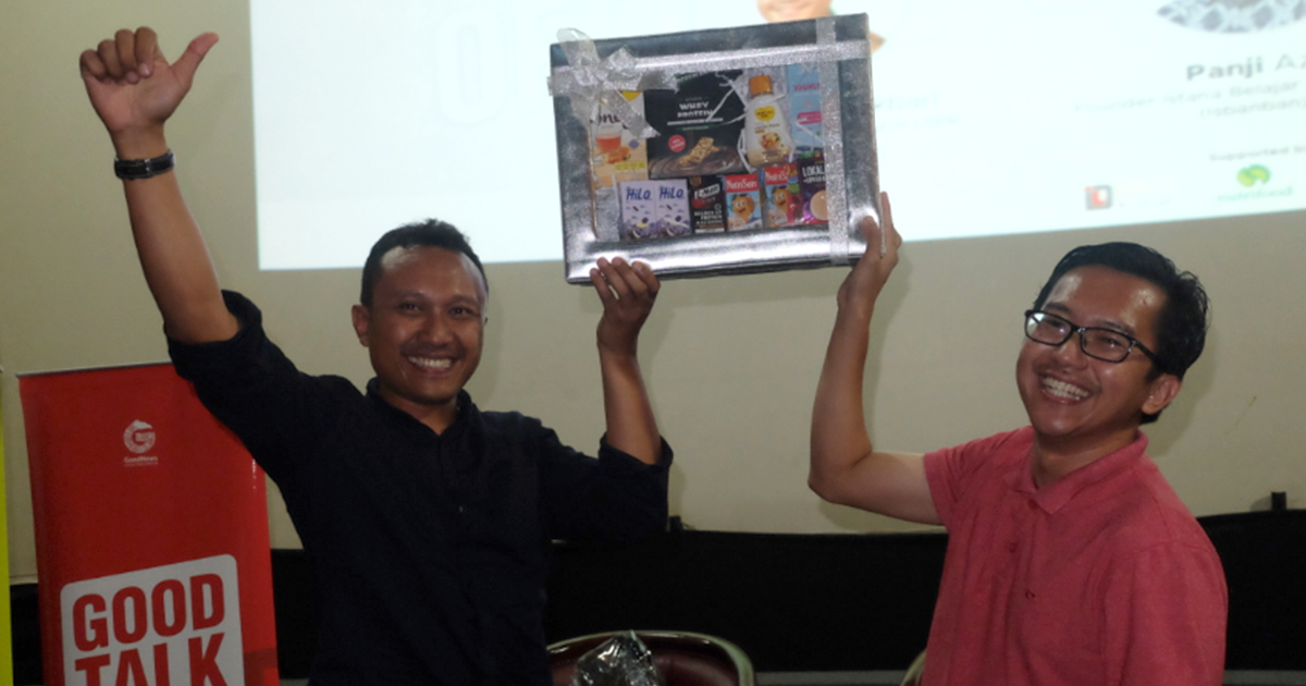 Wahyu Aji, Ceo GNFI (kiri) dan Panji Aziz, founder Isbanban (kanan) berfoto dengan hampers dari Nutrifood | Foto: Aditya Jaya/ GNFI