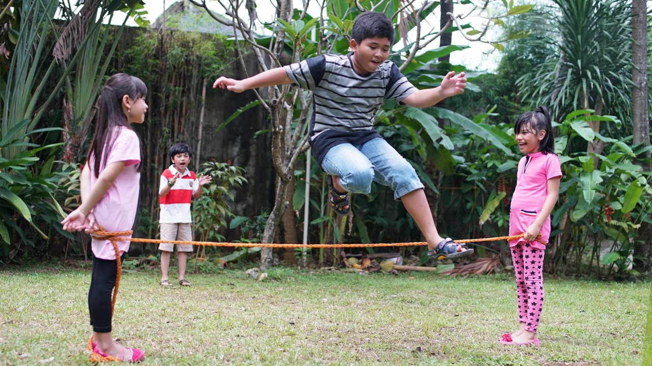 Permainan lompat tali | Foto: keluargacaplang.com
