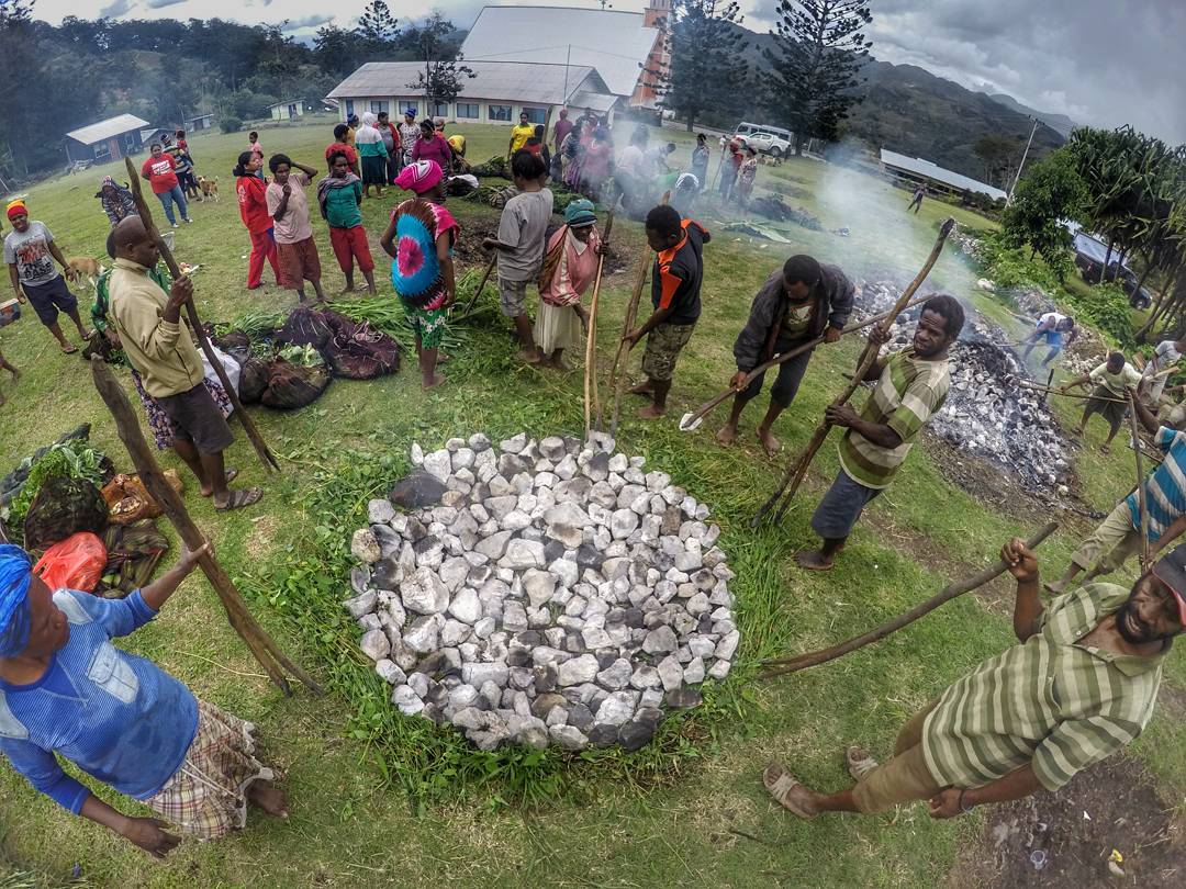 Tradisi bakar batu yang dilakukan oleh warga Papua | Foto: ublik.id