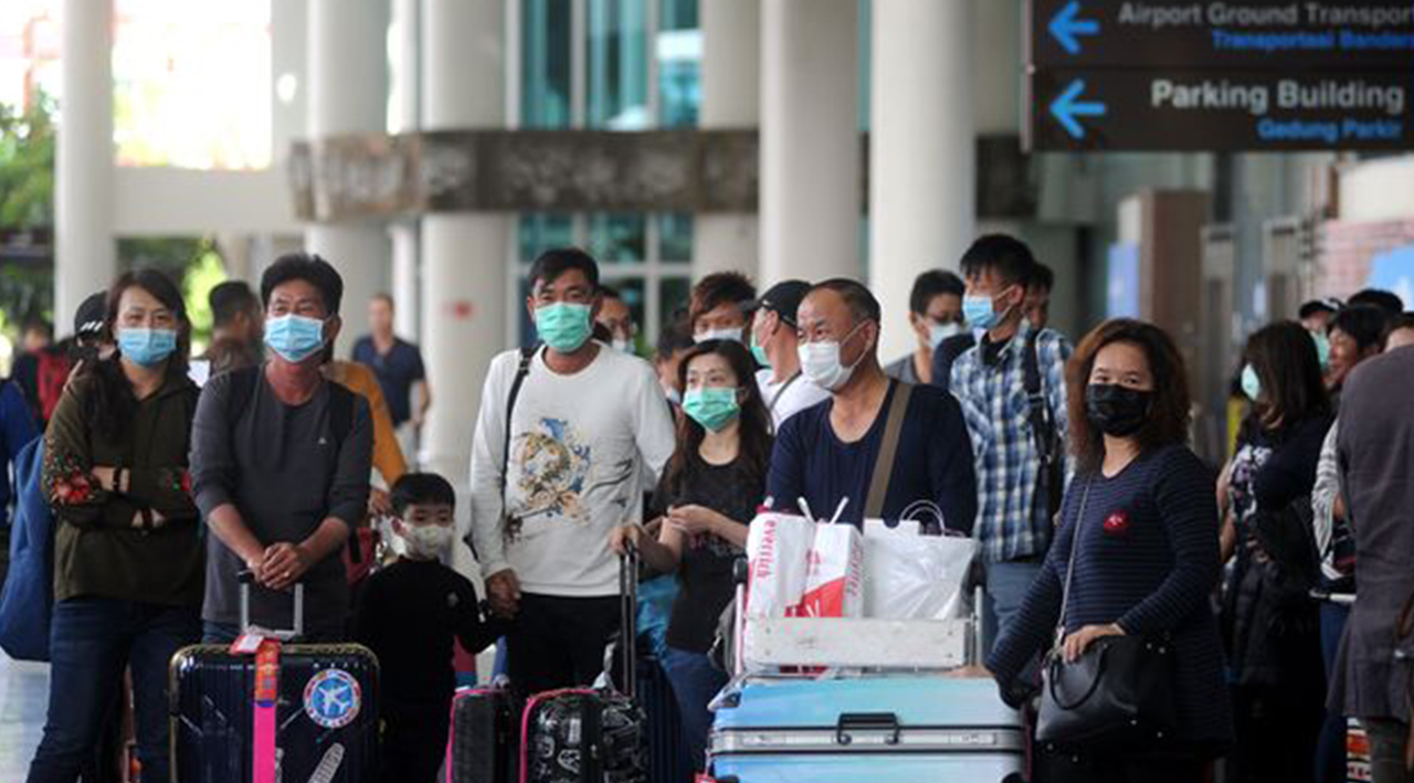Penumpang pesawat mengenakan masker di area bandara | Foto: Fikri Yusuf/ANTARA FOTO