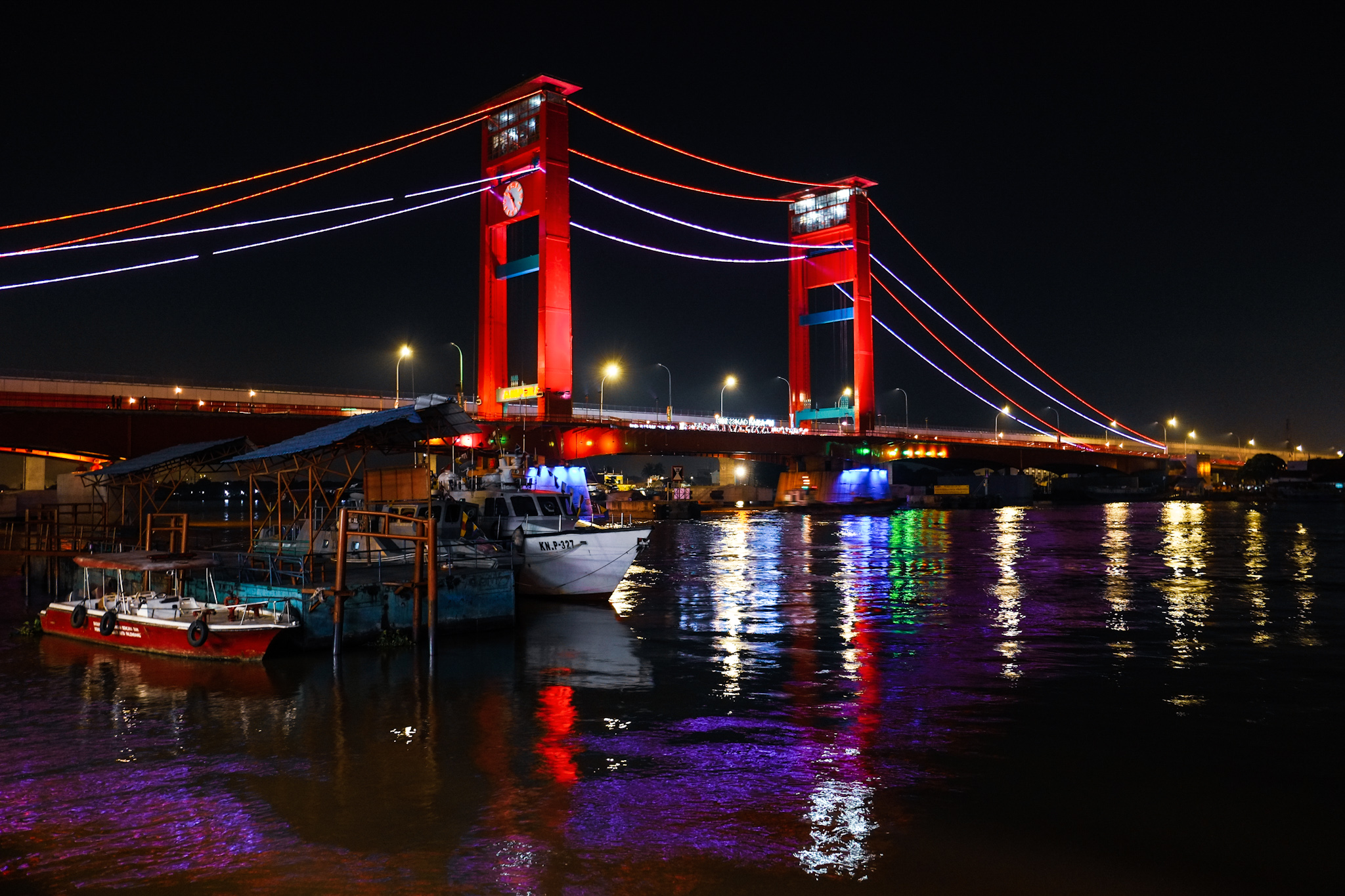 Suasana Jembatan Ampera pada malam hari | Foto: travelingyuk.com