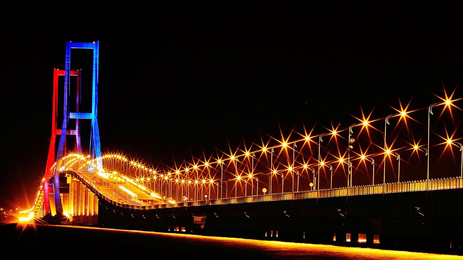 Potret Jembatan Suramadu ketika malam hari | Foto: pinterest.com