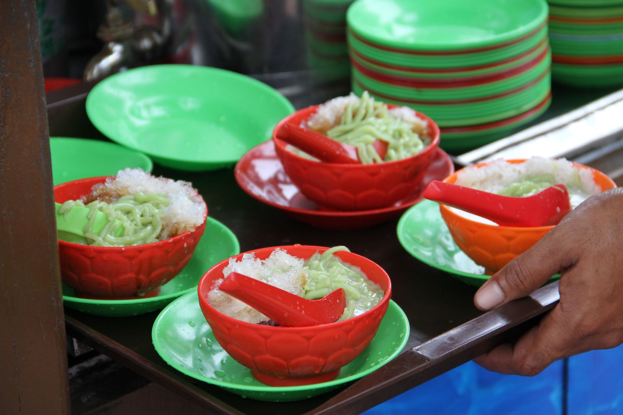 Es cendol dan dawet dapat disajikan di gelas atau mangkuk | Foto: etnis.id