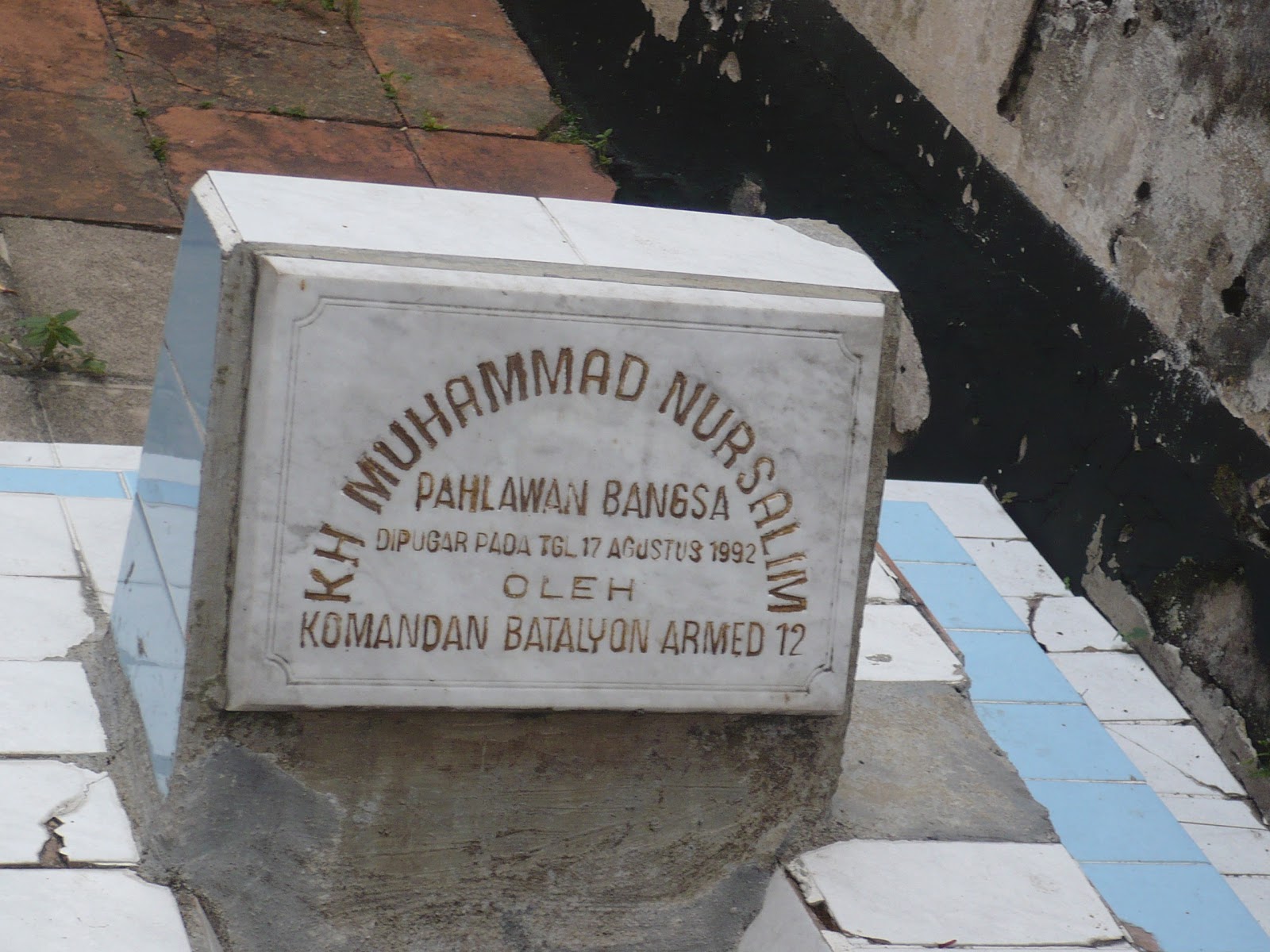 Makam K.H. Muhammad Nursalim yang berada di dalam benteng | Foto: Sastro Blog