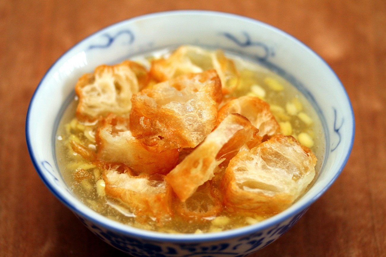 Lek Tau Suan disajikan dengan kuah dalam sebuah mangkuk | Foto: ksmtour.com