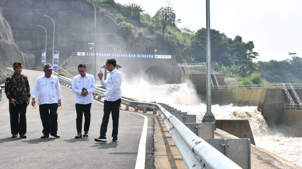 Ridwan Kamil dan Presiden Jokowi meninjau Terowongan Nanjung | Foto: Laily Rachev/BPMI Setpres