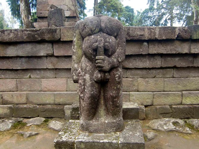 Patung yang menggambarkan manusia memegang atal kelaminnya (sumber : merdeka)