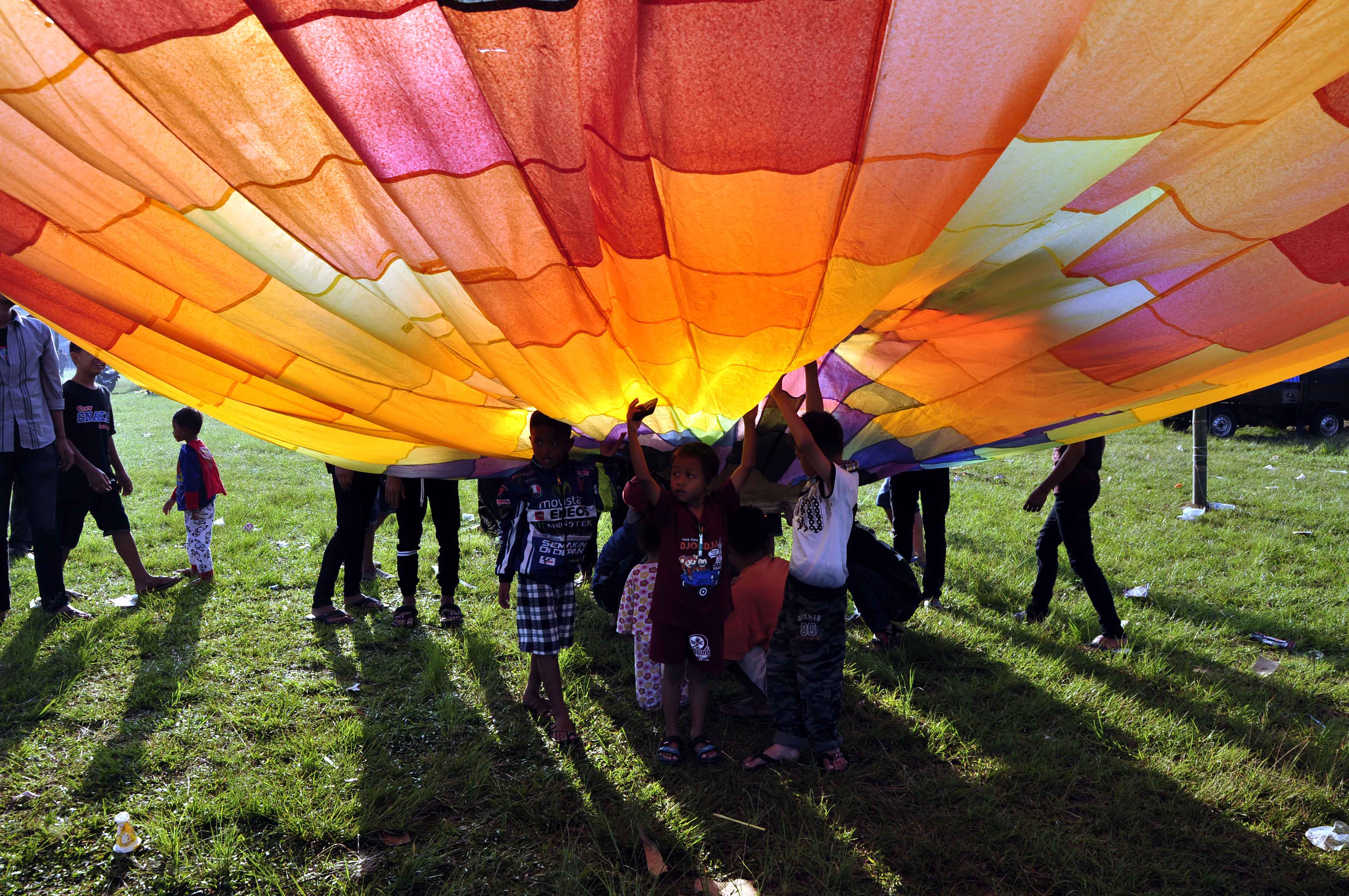 Anak anak pun terlibat dalam penerbangan balon 