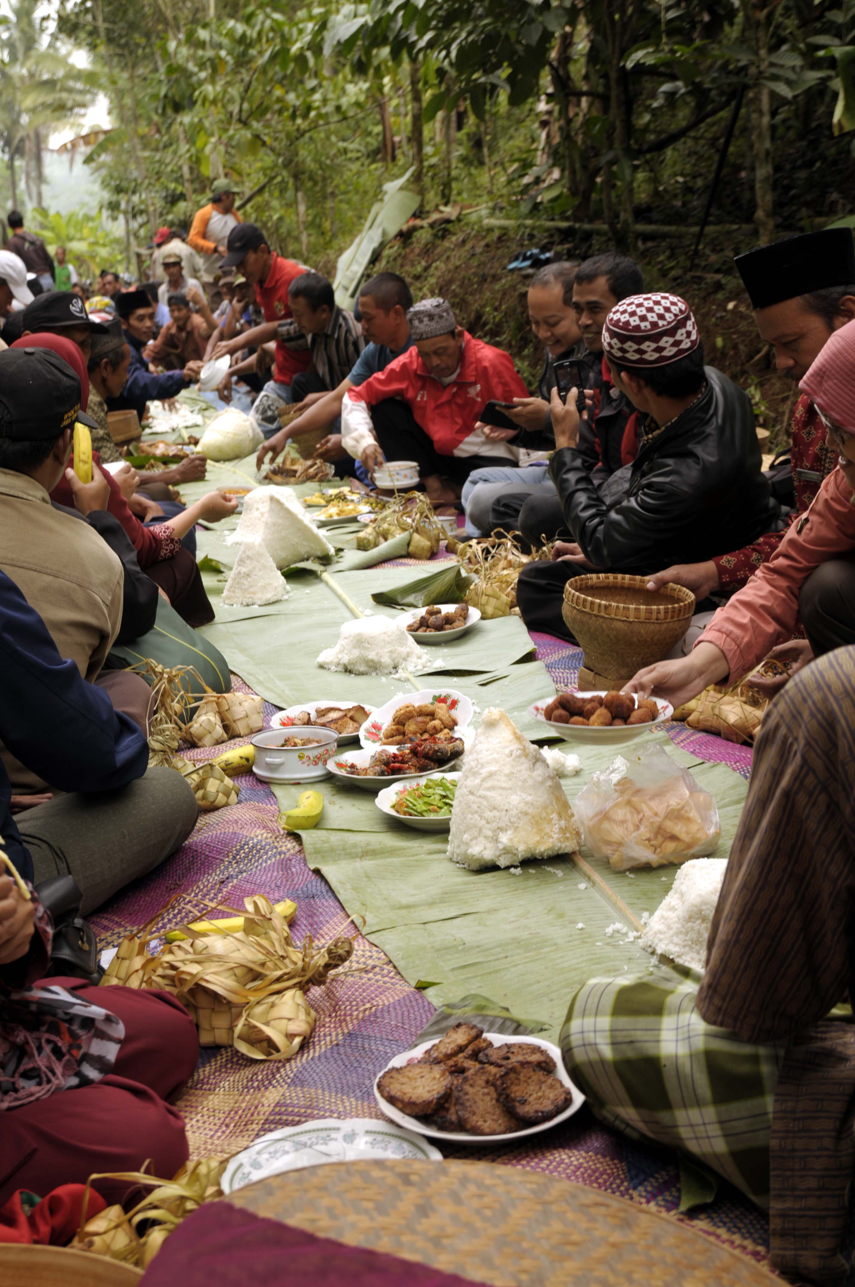makan kupat bersama di lokasi merti desa 