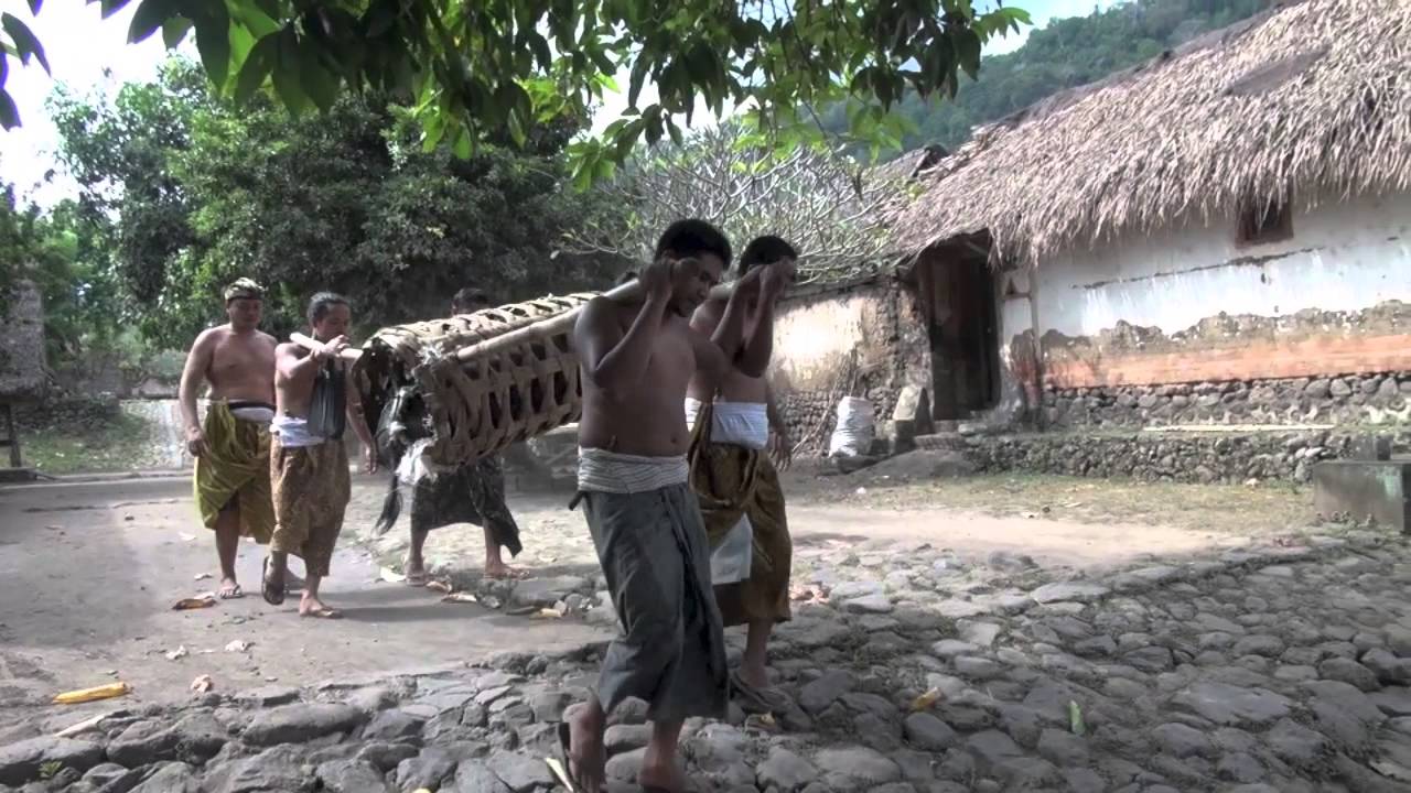 Budaya gotong royong di Desa Tenganan. Sumber:id.pinterest.com 