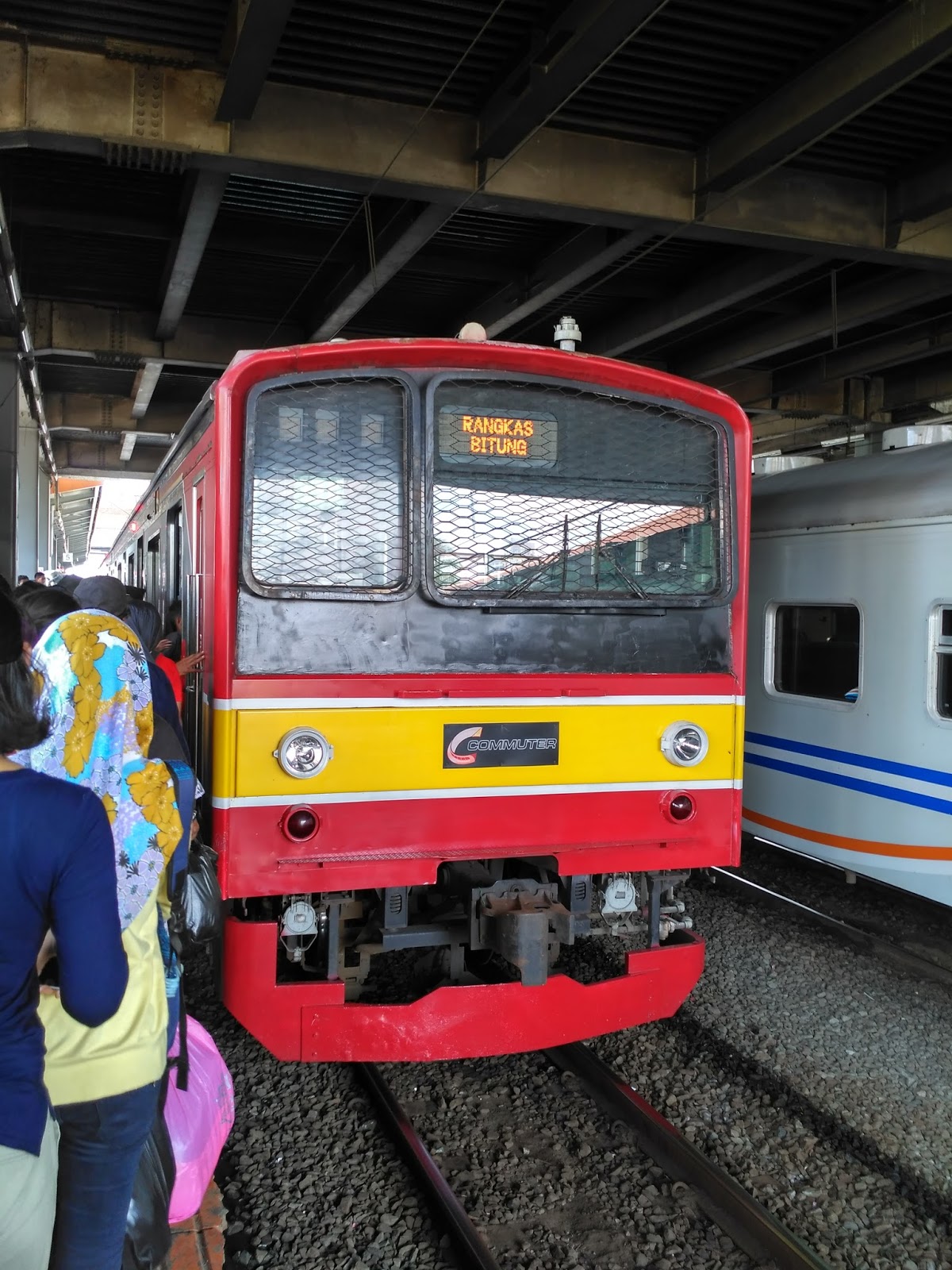 KRL Commuter Line sudah ada di Stasiun Rangkasbitung | sumber: regest.web.id