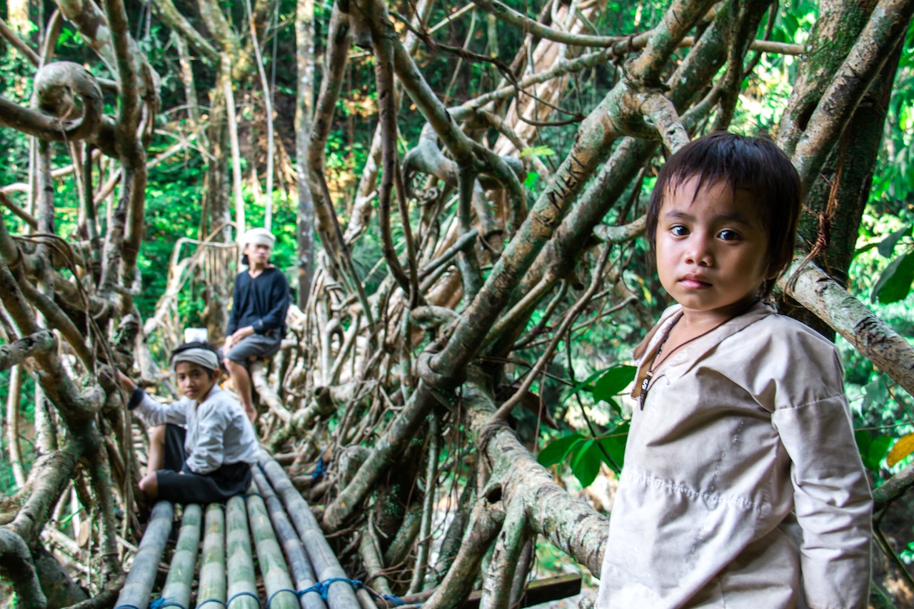 Anak suku Baduy di jembatan akar | sumber: kedaipea.com