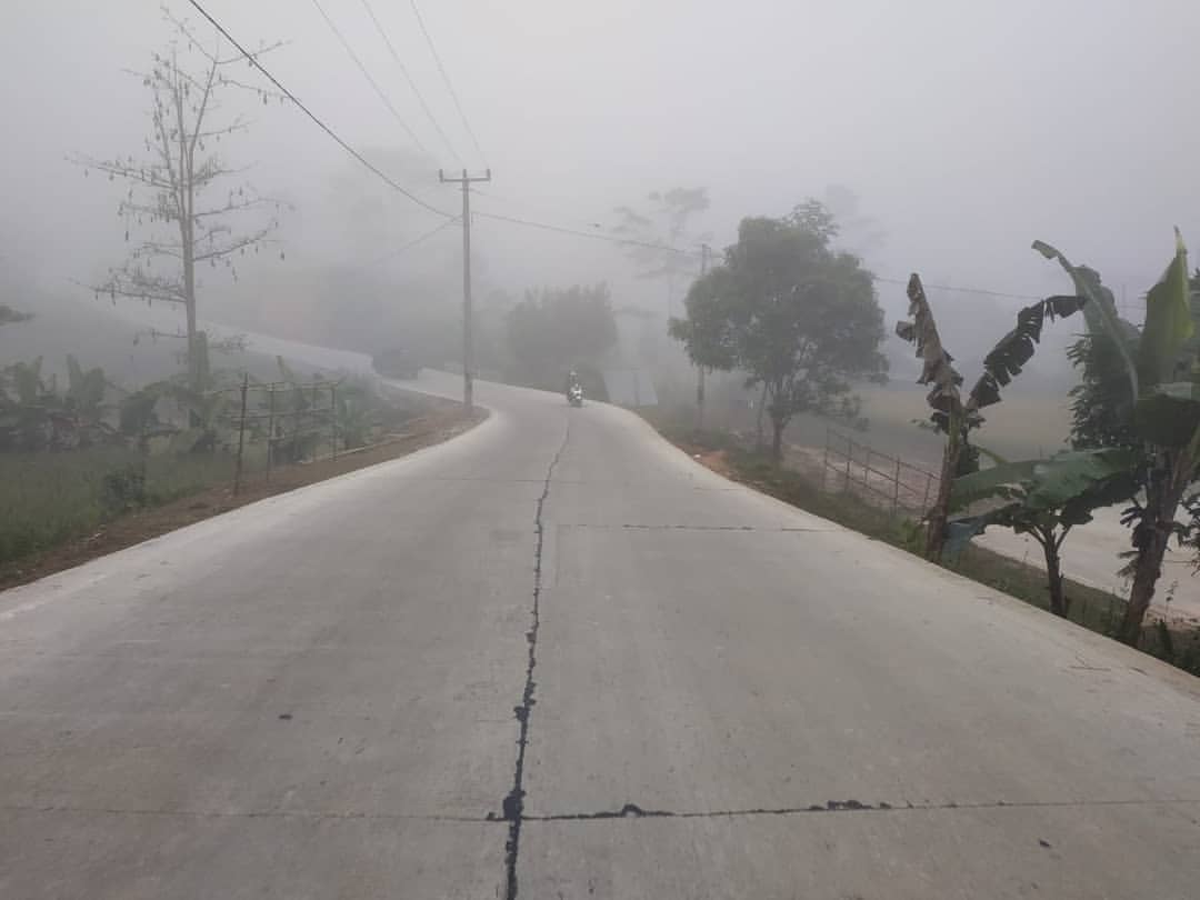 Akses jalan menuju puncak Gunung Luhur | sumber: insta.orenya.com