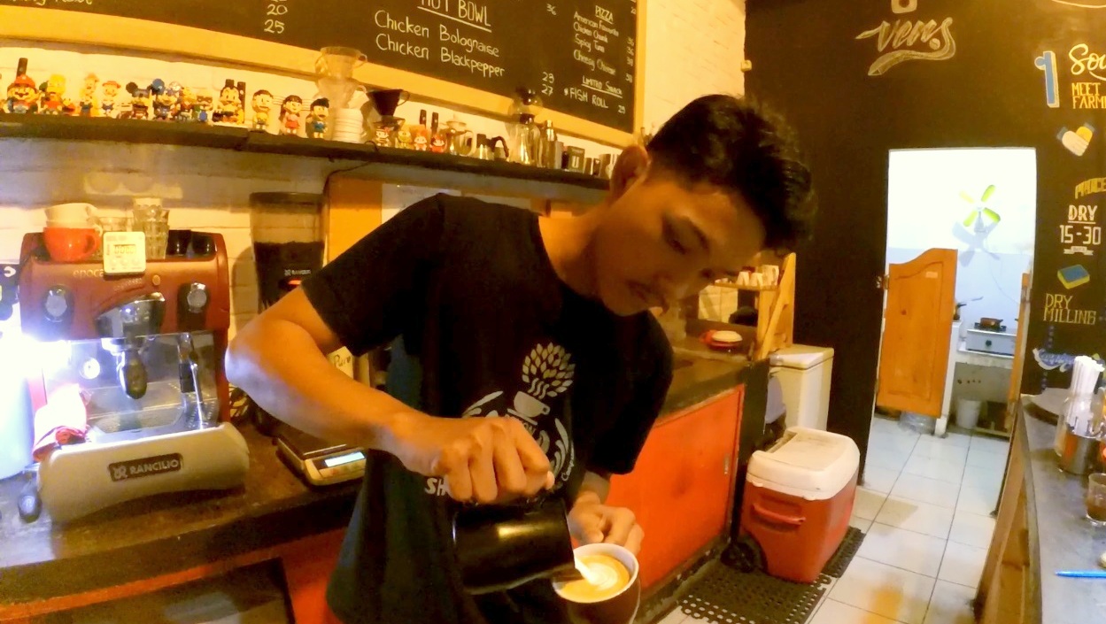 Yanuar Alif mencontohkan latte art