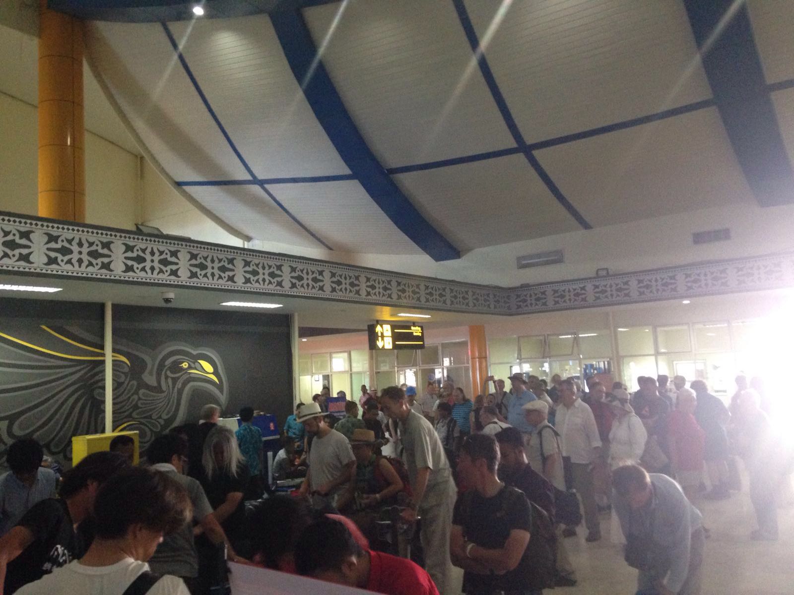 Langka. Bandara Sultan Babullah Ternate yang penuh oleh wisatawan mancanegara (foto Akhyari Hananto)