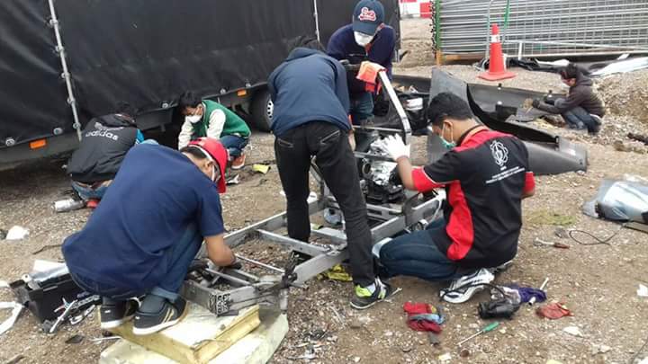 Tim Sapuangin XI ITS saat membangun mobil Sapuangin kembali dari puing (Foto: Institut Sepuluh Nopember / Facebook.com)