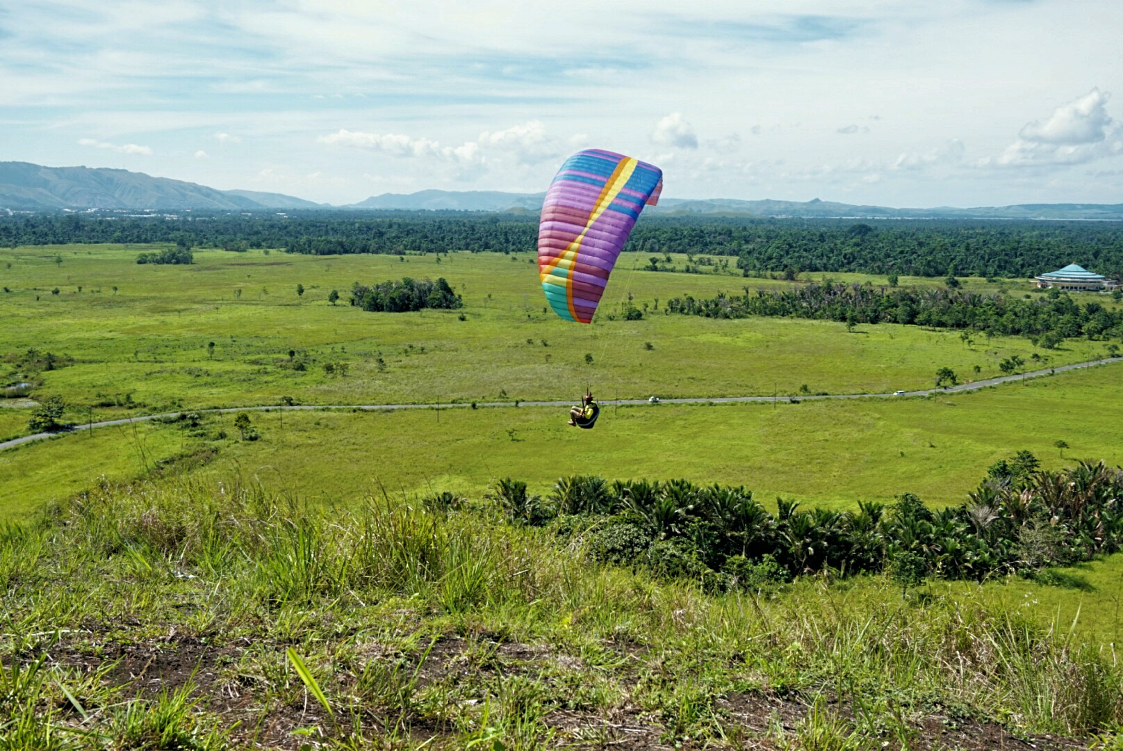 Paralayang dari Bukit Teletubies di Doyo Lama (Foto: Bagus DR / GNFI)