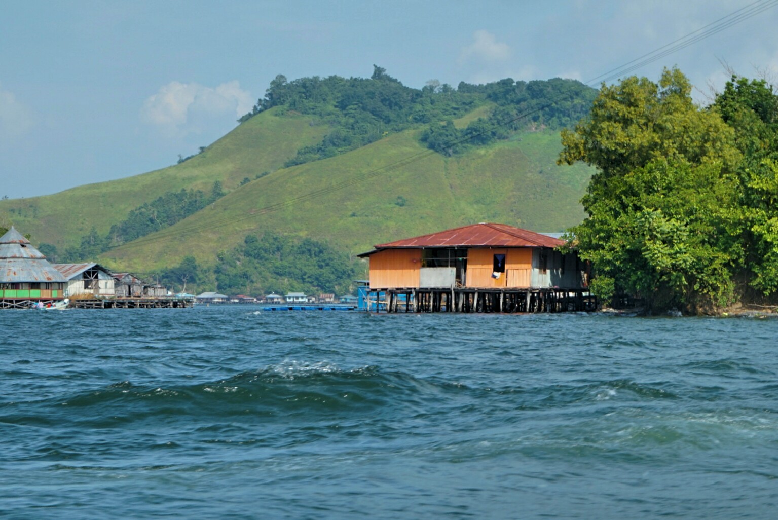 Rumah-rumah masyarakat Danau Sentani (Foto: Bagus DR / GNFI)