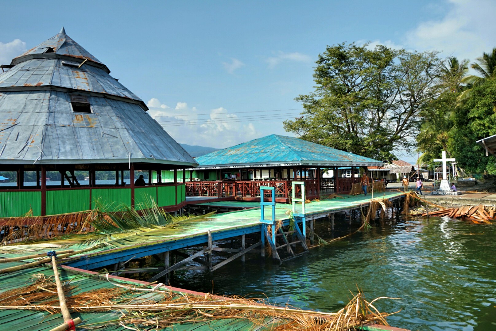 Tampak sebuah kampung di Danau Sentani (Foto: Bagus DR / GNFI)