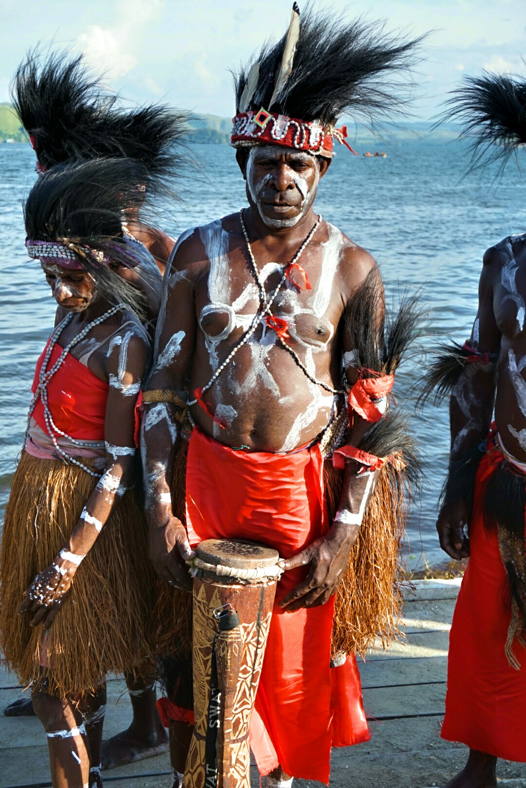 Seorang suku Kamoro bersama Tifanya menjelang tampil di Festival Danau Sentani 2016 (Foto: Bagus DR / GNFI)