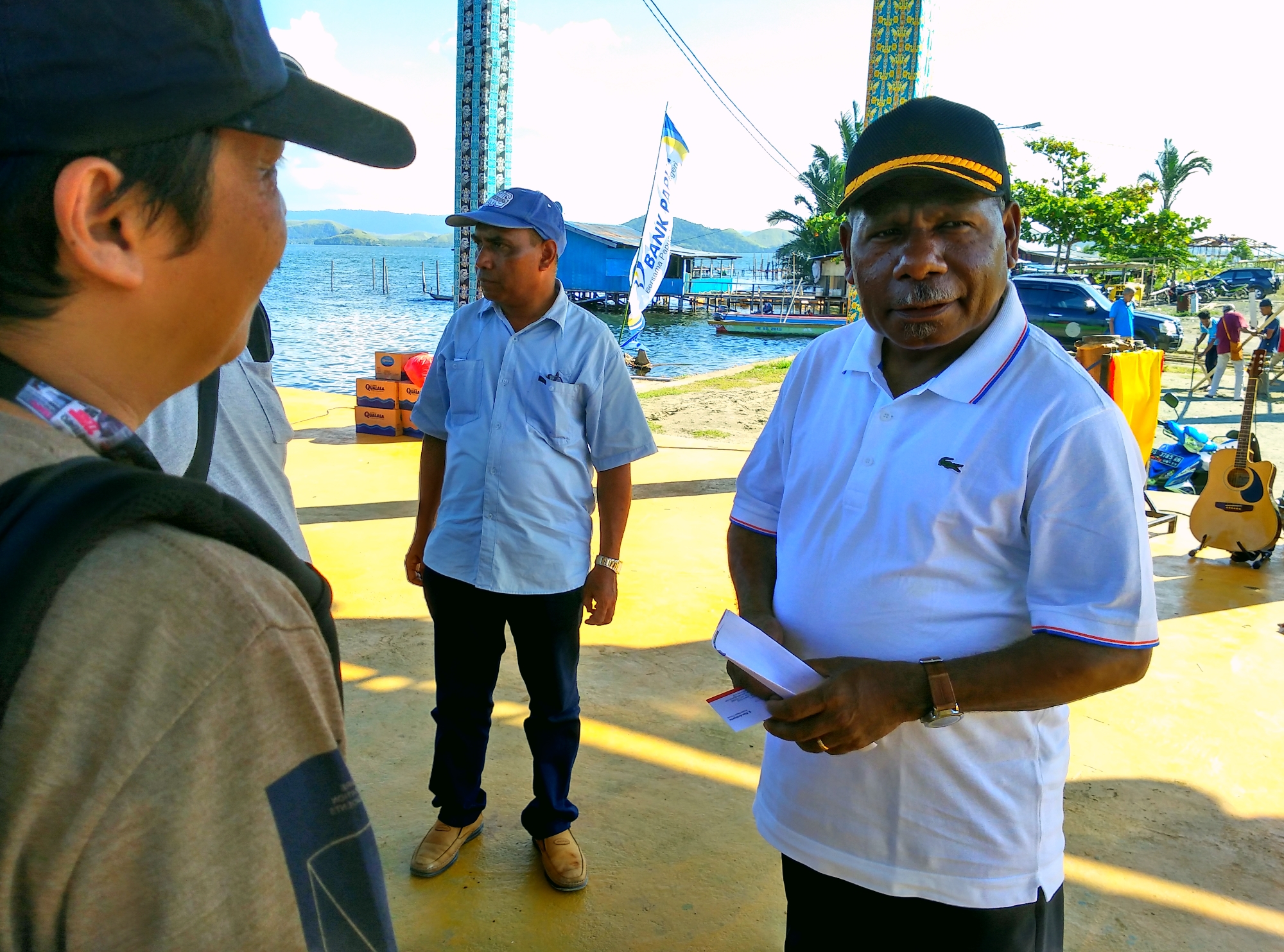 Bupati Jayapura, Matheus Awoitauw S.E M.Si saat meninjau gladi resik FDS (Foto: Bagus DR / GNFI)
