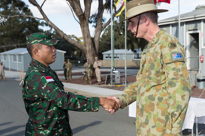 Letda Appolta Siahaan saat menerima ucapan selamat dari Letnan Jenderal Angus Campbell (Foto: Jakartagreater.com)