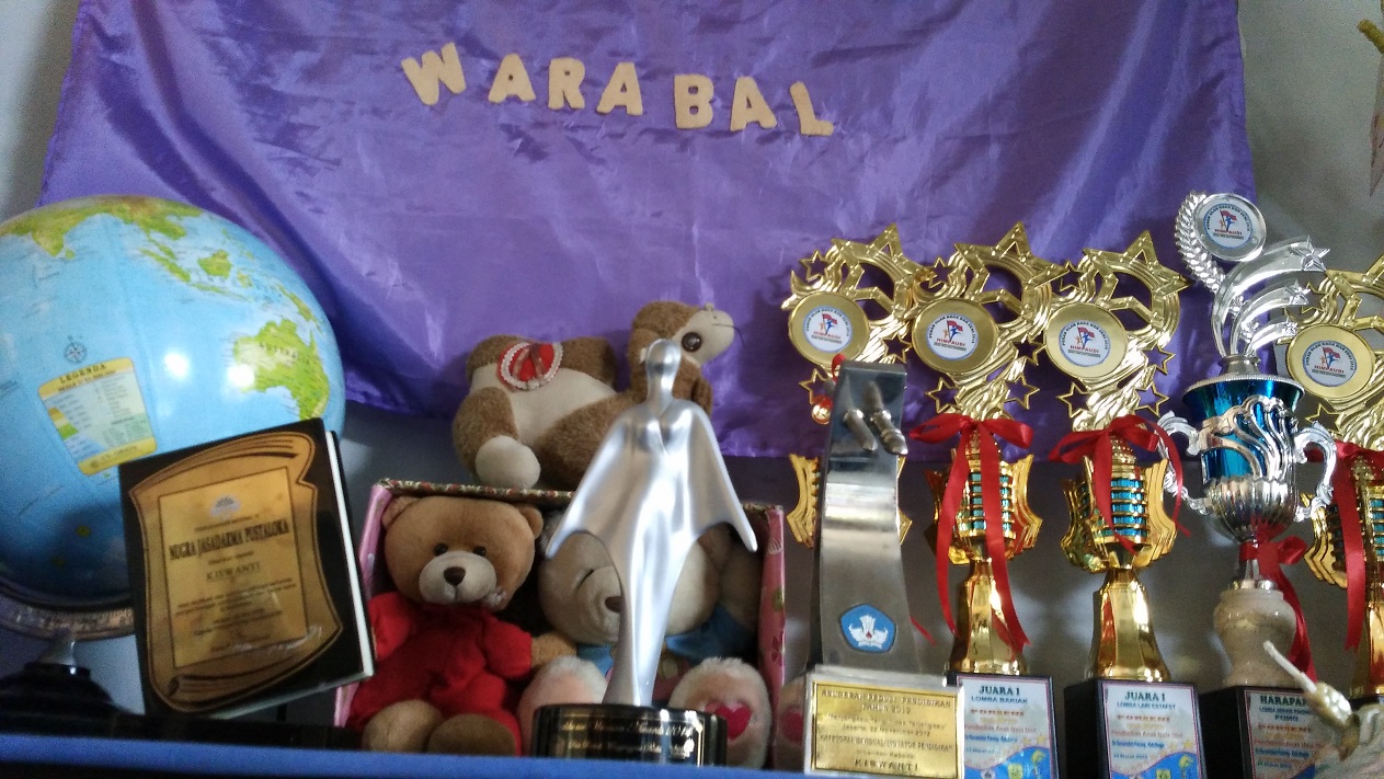 Berbagai trofi diraih oleh anak binaan Taman Baca Warabal (Foto: Bagus DR/GNFI)