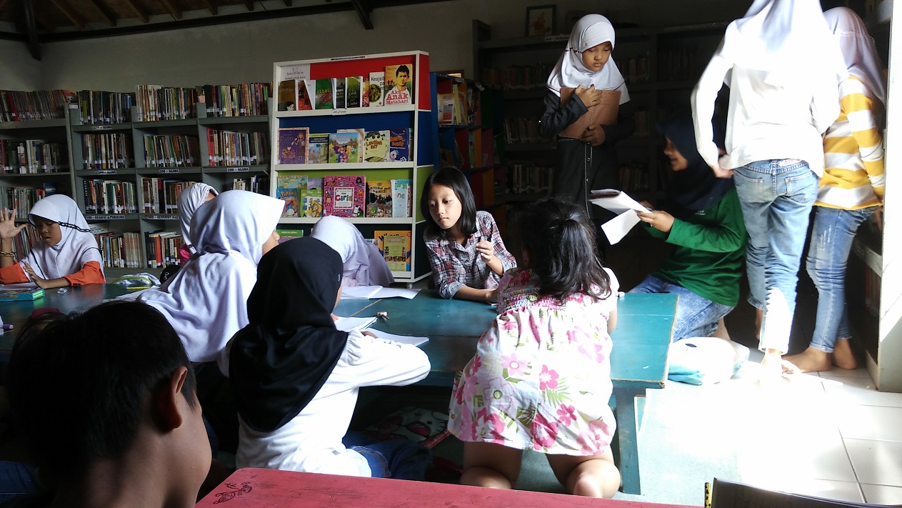 Belajar bersama dengan bimbingan relawan (Foto: Bagus DR/GNFI)