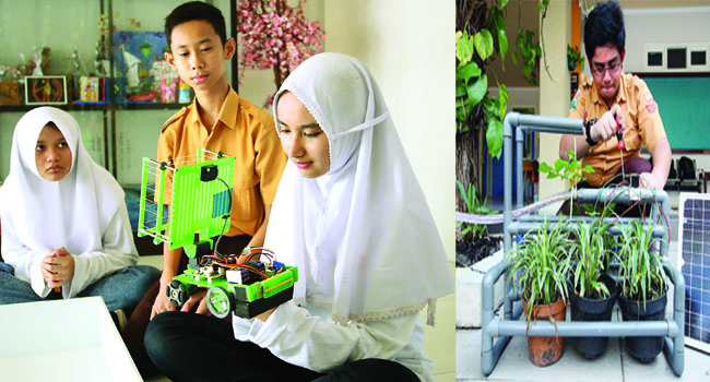  Pelajar SMP Islam Al Azhar 13 Surabaya yang merancang robot rescue memamerkan karyanya. Foto kanan, Rafsi Azzam Hibatullah Albar menunjukkan robot penyiram tanaman karyanya. (Jawa Pos)